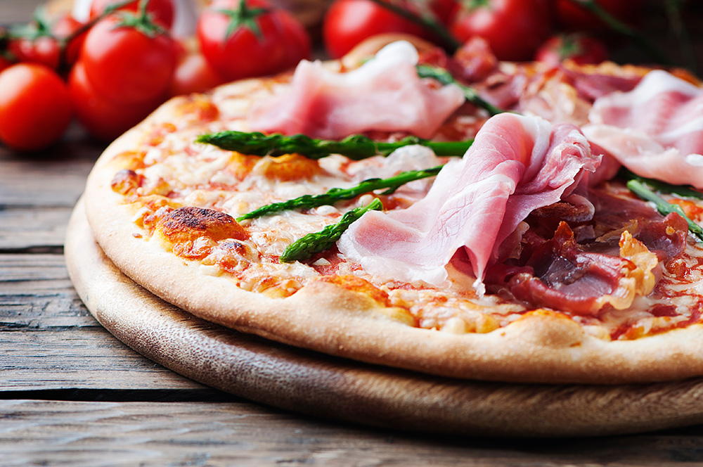 italian-pizza-with-ham-and-asparagus-A3SWZW7